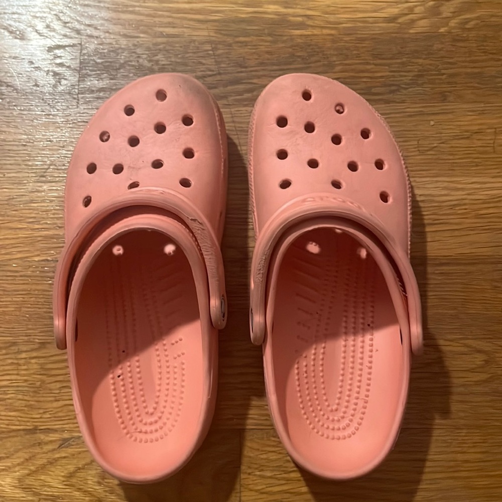 coral pink crocs